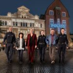 Ein Stück Großstadtrevier – v.l.n.r.: Patrick Abozen, Maria Ketikidou, Saskia Fischer, Farina Flebbe, Enrique Fiß, Sven Fricke – Foto: Moog Photography / Abdruck bei Nennung des Fotografen honorarfrei