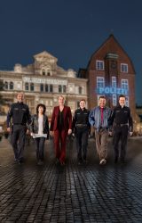 Ein Stück Großstadtrevier – v.l.n.r.: Patrick Abozen, Maria Ketikidou, Saskia Fischer, Farina Flebbe, Enrique Fiß, Sven Fricke – Foto: Moog Photography / Abdruck bei Nennung des Fotografen honorarfrei